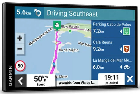 Écran de navigation GPS affichant une carte avec des directions. Il possède un affichage de la limite de vitesse.