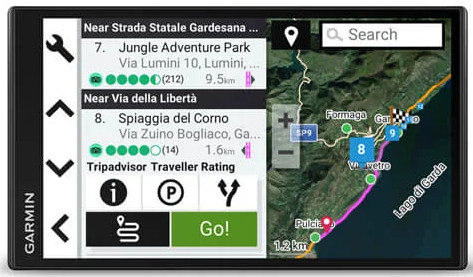 Écran de navigation GPS affichant une carte, un itinéraire, des points d'intérêt et une barre de recherche.