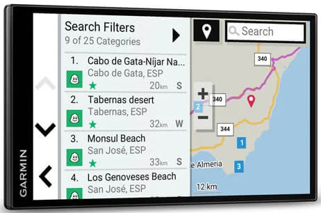 Un GPS de voiture affichant une carte avec des points d'intérêt.