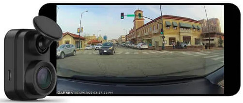 Garmin dashcam naast een telefoon met een straatbeeld met auto's.