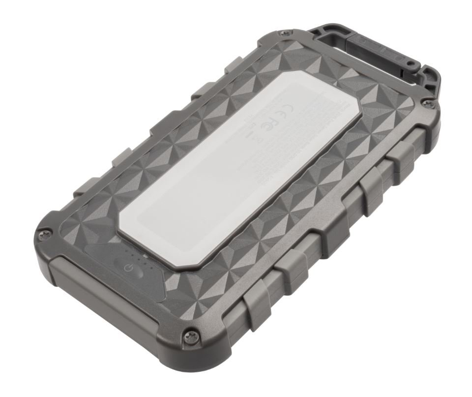 Eine robuste, dunkelgraue Powerbank mit weißem Etikett und Einschaltknopf.