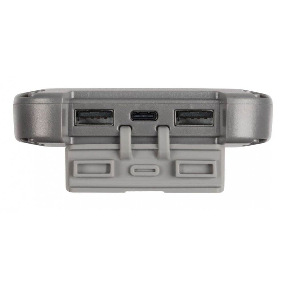 Graue Powerbank mit zwei USB-Anschlüssen, einem USB-C-Anschluss und einer grauen Abdeckung.