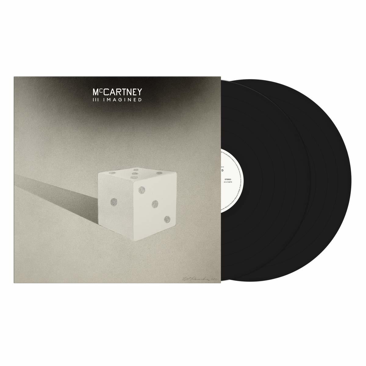 A McCartney III Imagined album borítója, fehér kockával és bakelit lemezekkel.