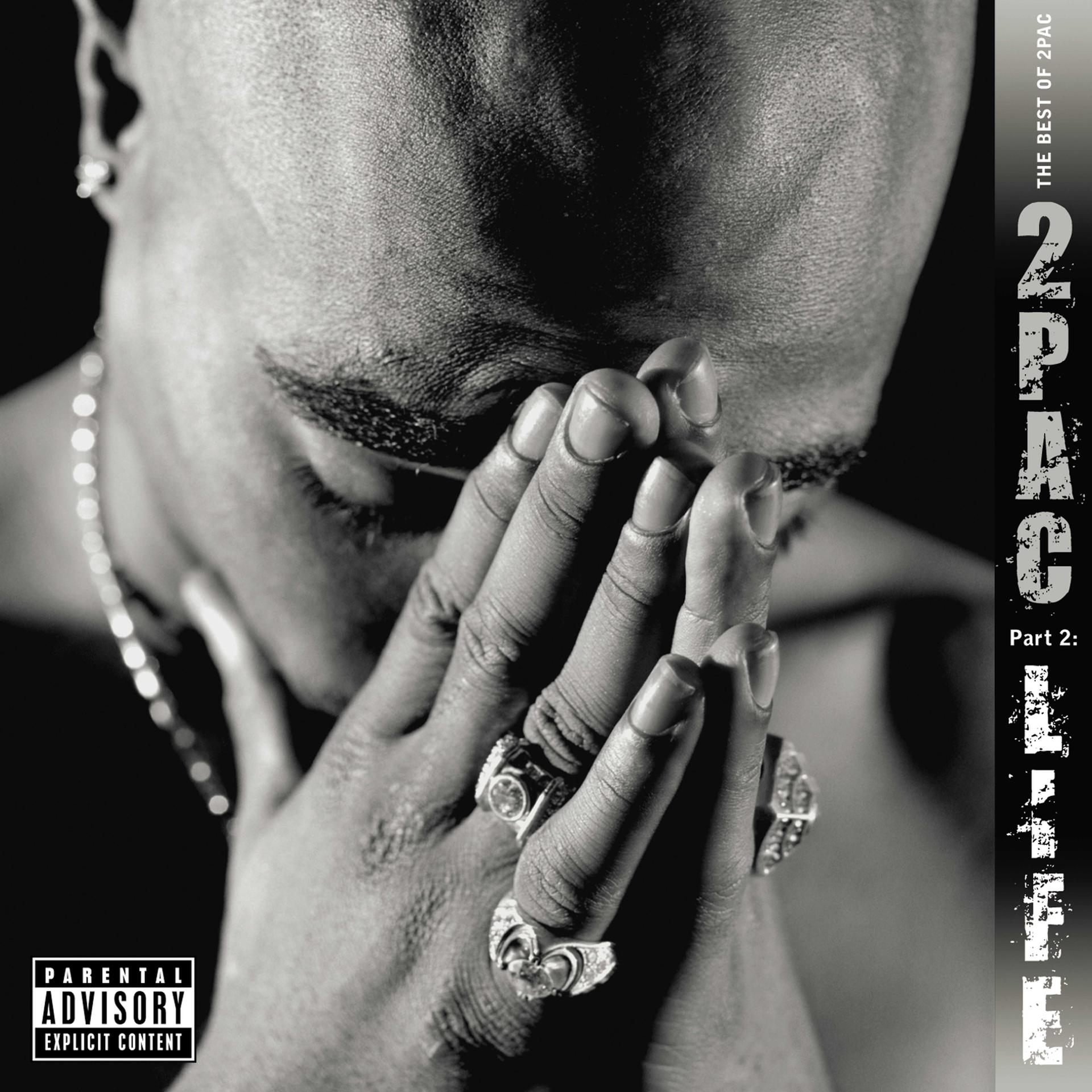 2Pac fekete-fehér albumborítója. Összekulcsolt imádkozó kezek. Gyűrűk.