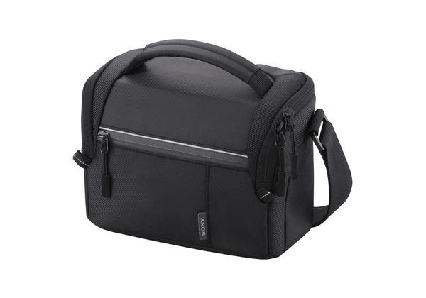 Eine schwarze Sony Kameratasche mit Griff und Gurt.