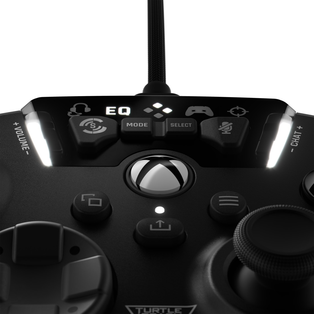 Schwarzer Gaming-Controller mit beleuchteten Tasten. Er hat Lautstärke-, Modus-, Auswahl- und Chat-Steuerelemente sowie einen Joystick.