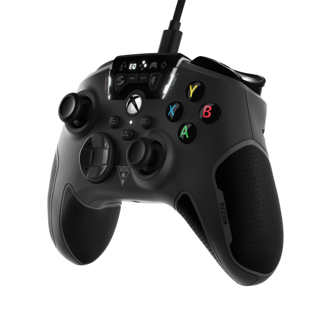 Schwarzer Xbox-Controller mit Knöpfen und Kabel. Der Controller ist leicht angewinkelt.