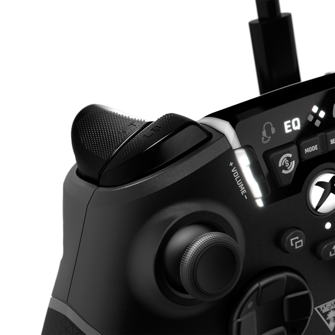 Nahaufnahme eines schwarzen Gaming-Controllers mit Tasten und Lautstärkeregler.