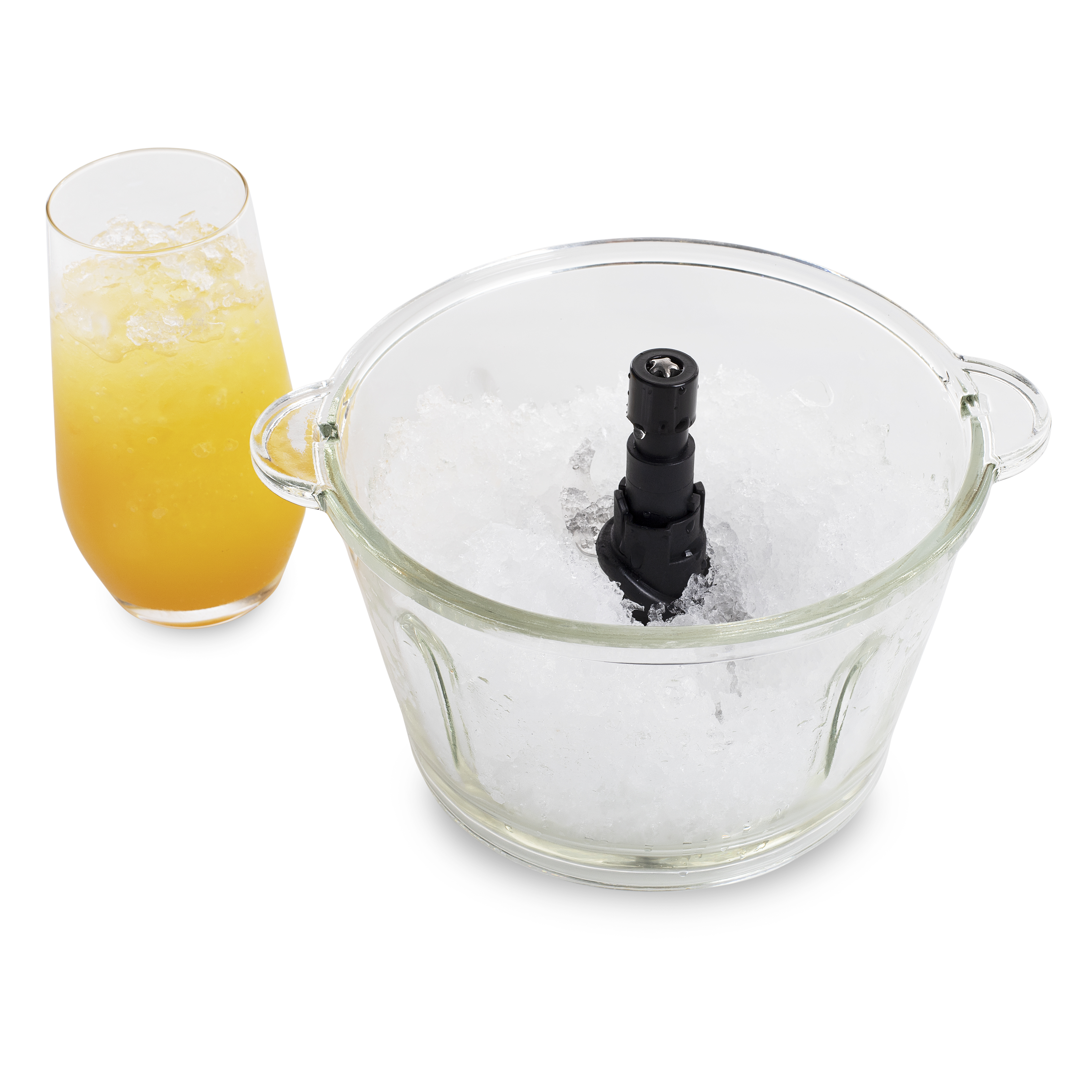 Een glazen ijsemmer met ijs en een sapcentrifuge, met een glas sinaasappelsap.