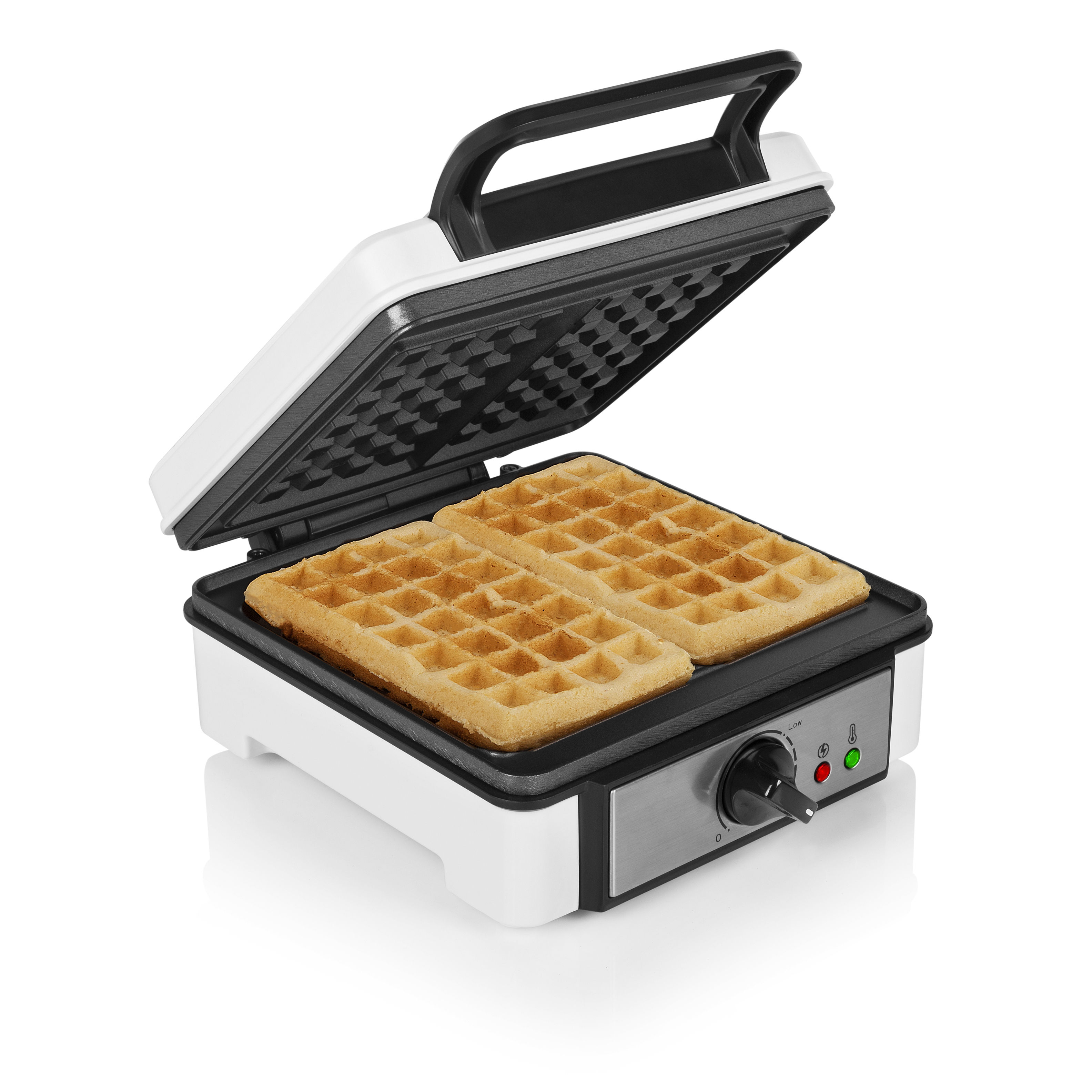 Een witte wafelijzer met twee wafels erin en een zwart handvat.