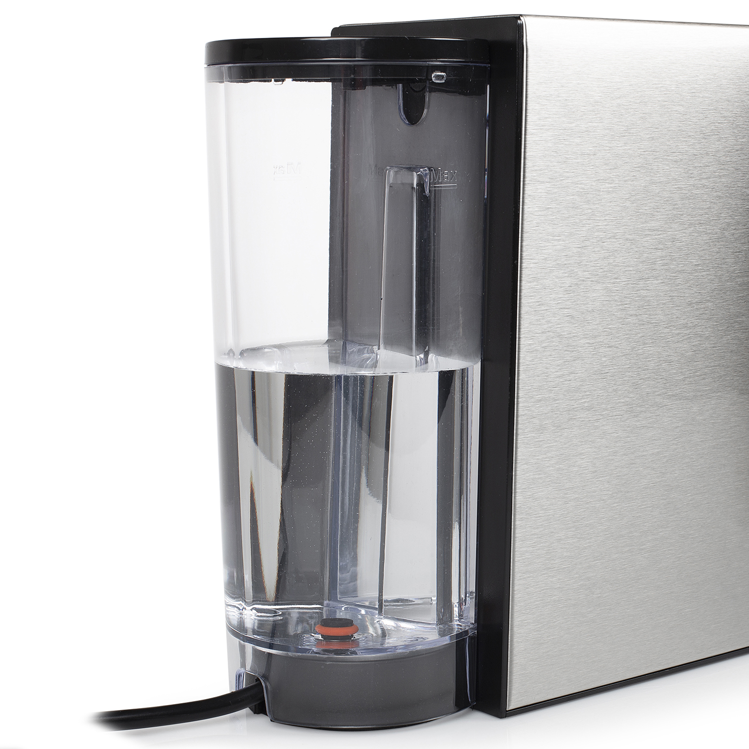 Het waterreservoir van een koffiemachine is gevuld met water. De machine is zilver en zwart.