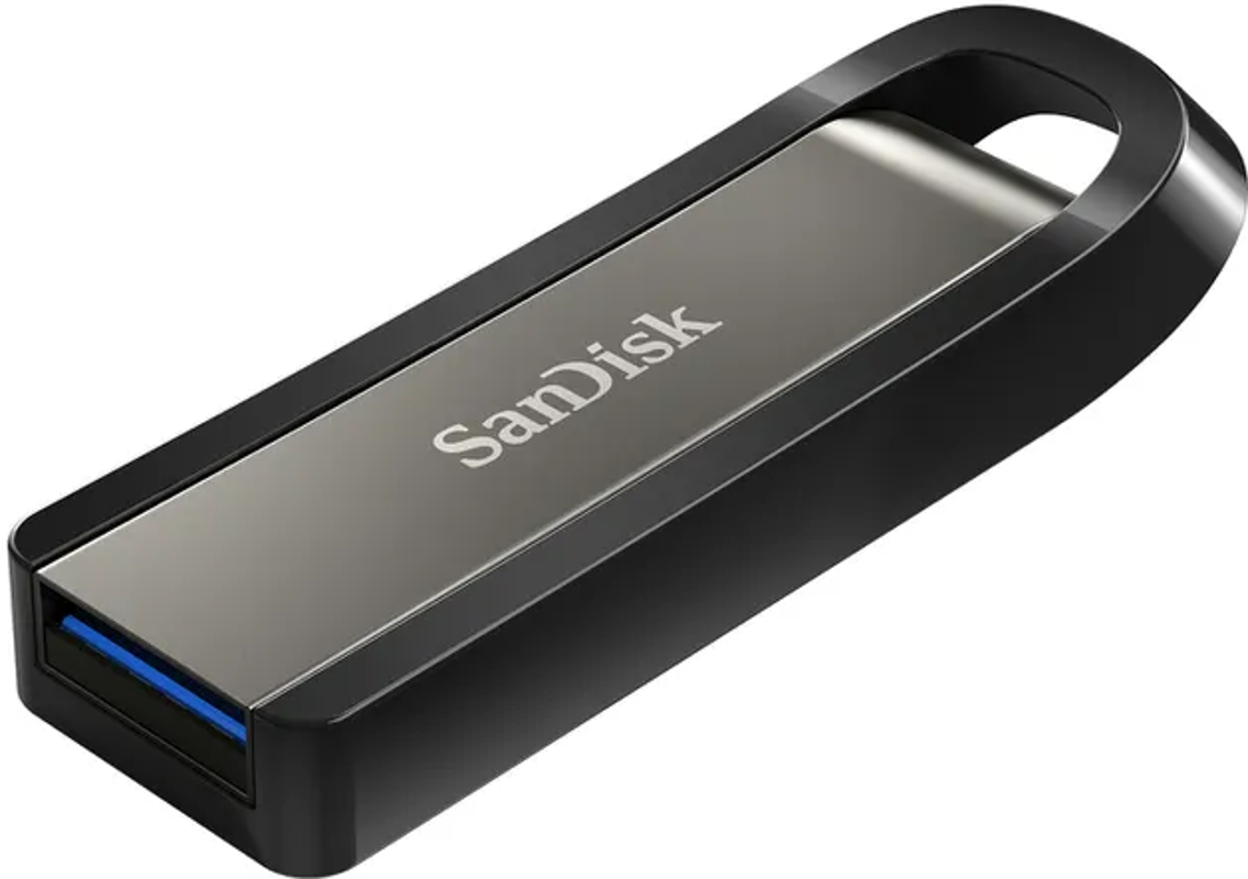 Une clé USB noire et argentée. Le dessus porte la marque SanDisk et les informations de stockage.