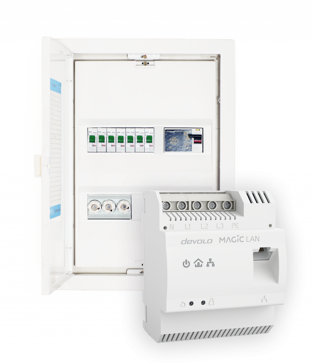 Weißes Elektropanel mit Schaltern und einem weißen devolo MAGIC LAN Gerät. Kabel und Anschlüsse sind sichtbar.