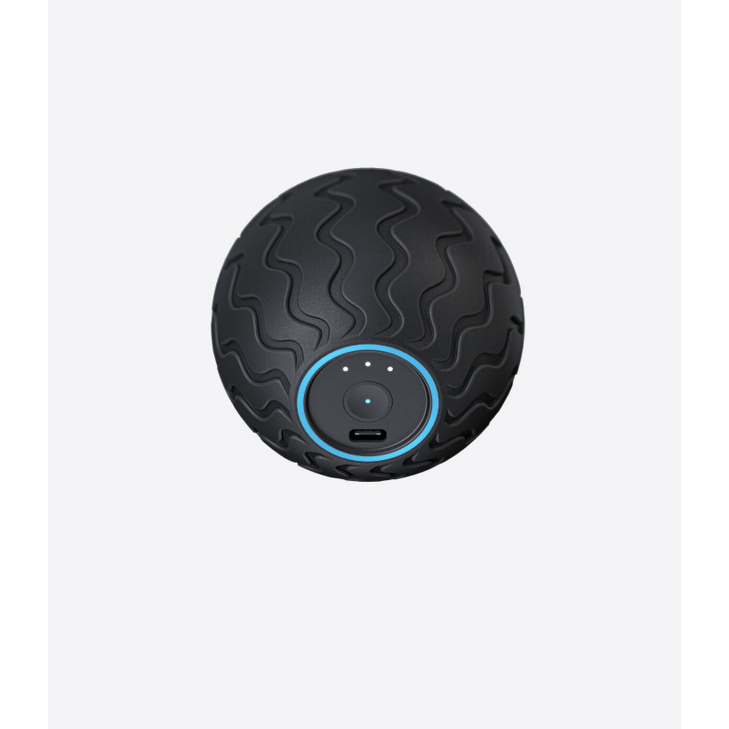 Pelota de masaje negra con textura ondulada, anillo azul con botones y puerto USB sobre fondo blanco.