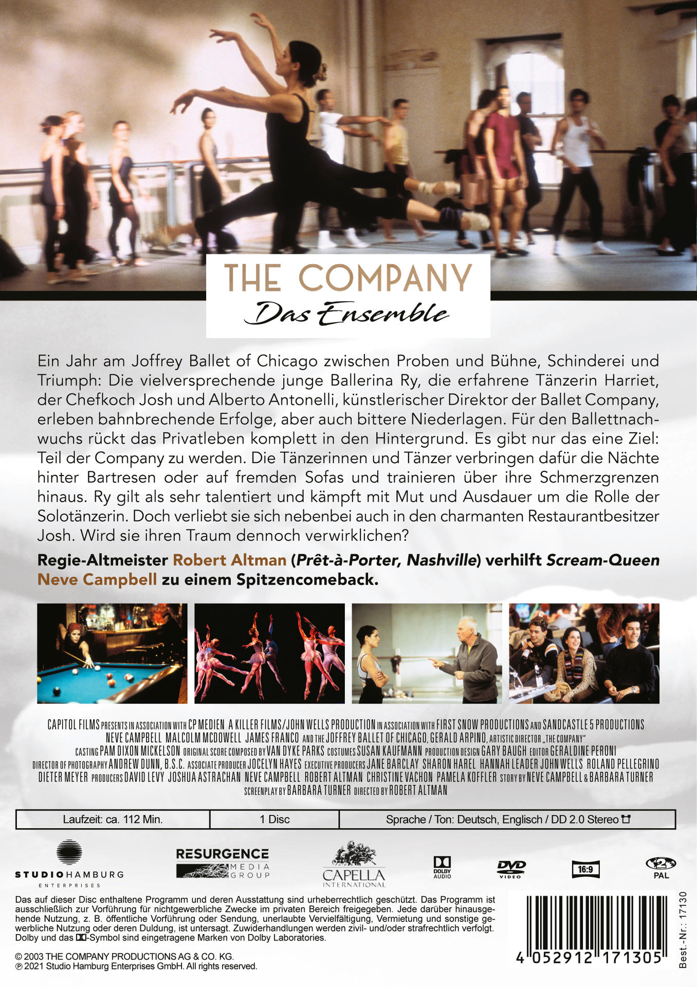 Ballettänzer auf einer Bühne, mit einem Filmplakat im Hintergrund.