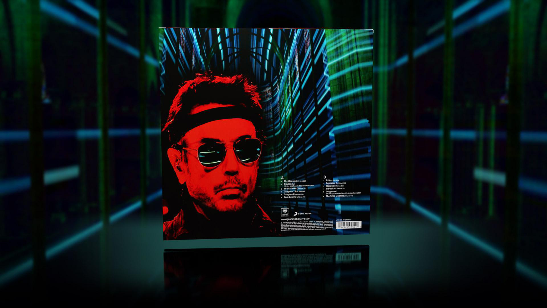 Schallplattenhülle mit einem Mann mit Sonnenbrille und Stirnband, in Neonraum.