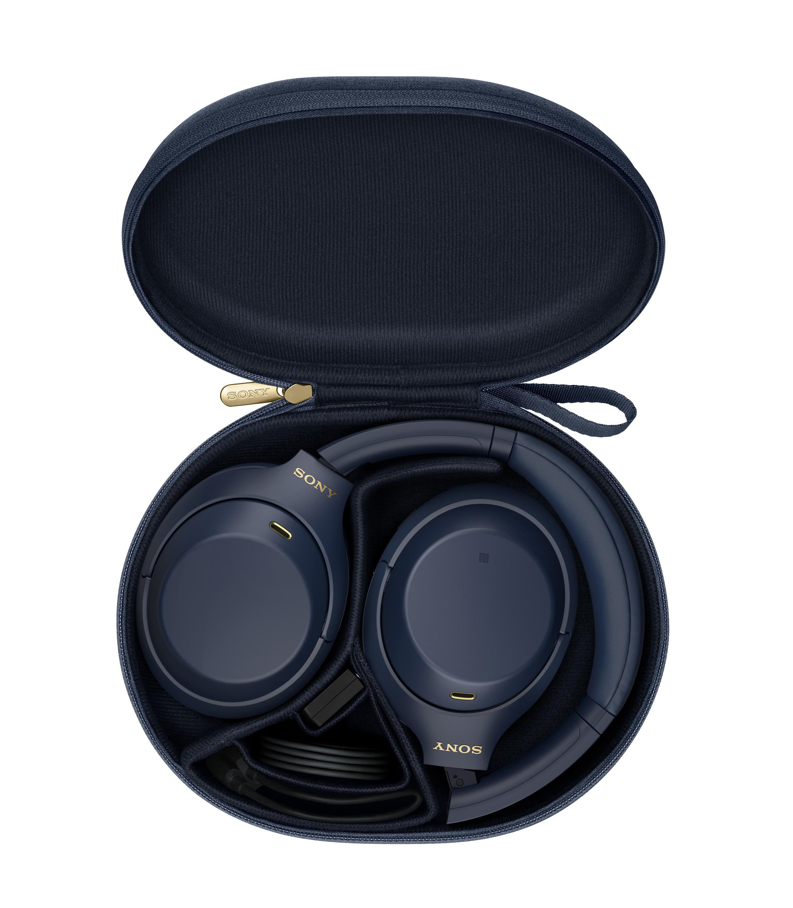 Geöffnete marineblaue Kopfhörertasche, die dunkelblaue Kopfhörer mit goldenen Akzenten zeigt.