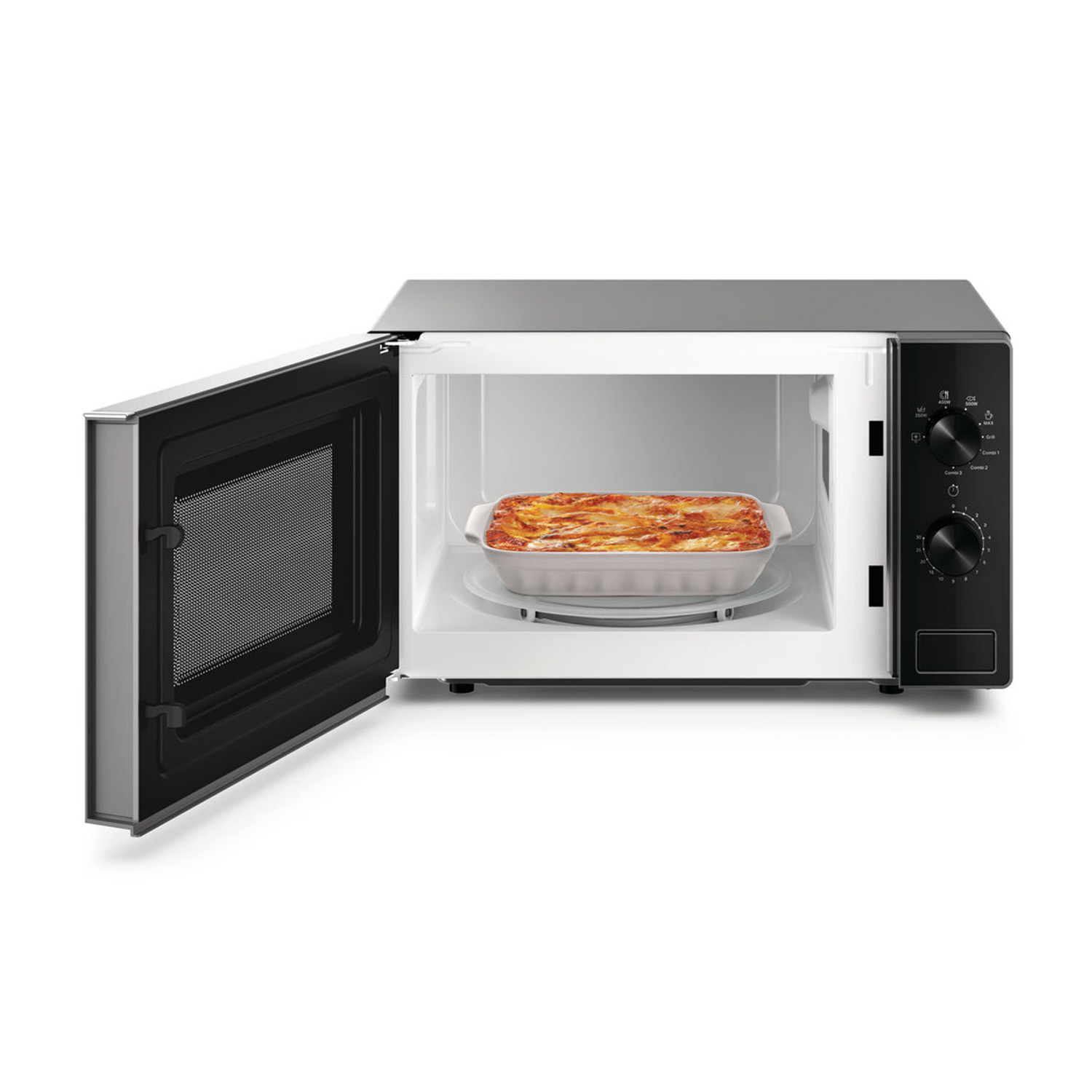 Un forno a microonde con la porta aperta. All'interno è visibile una pirofila di lasagne, su un vassoio rotante.