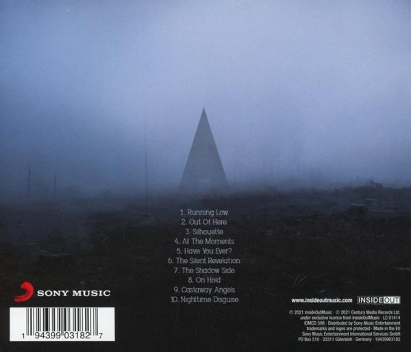 Die Rückseite einer CD-Hülle mit dunklem Hintergrund, Text und Bildern.