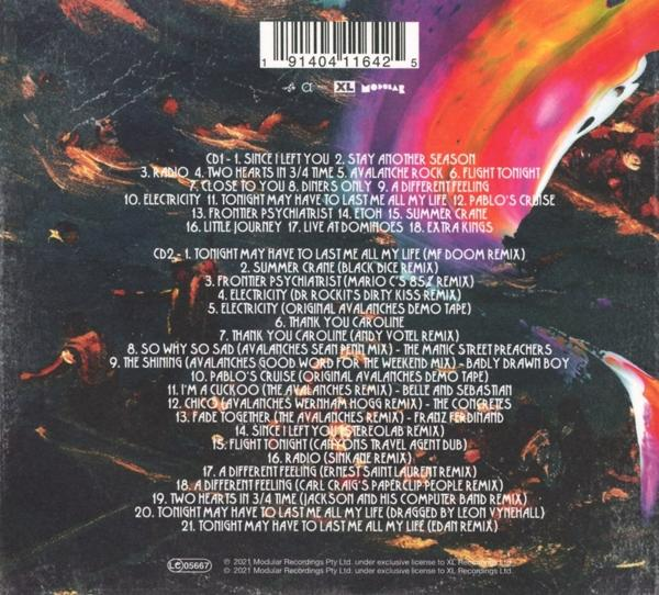 CD-Rückseite mit Titelliste, dunklem Himmel und dreieckiger Struktur.