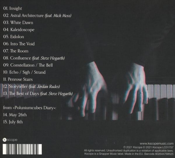 Rückseite einer CD-Hülle mit Songtiteln und Credits. Der Hintergrund ist ein dunkles Bild von Händen, die Klavier spielen.