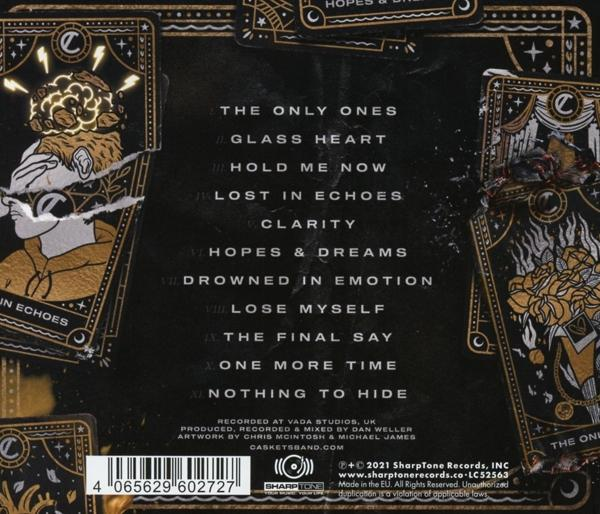 CD mit Titelliste auf schwarzem Hintergrund, mit weißem Text.