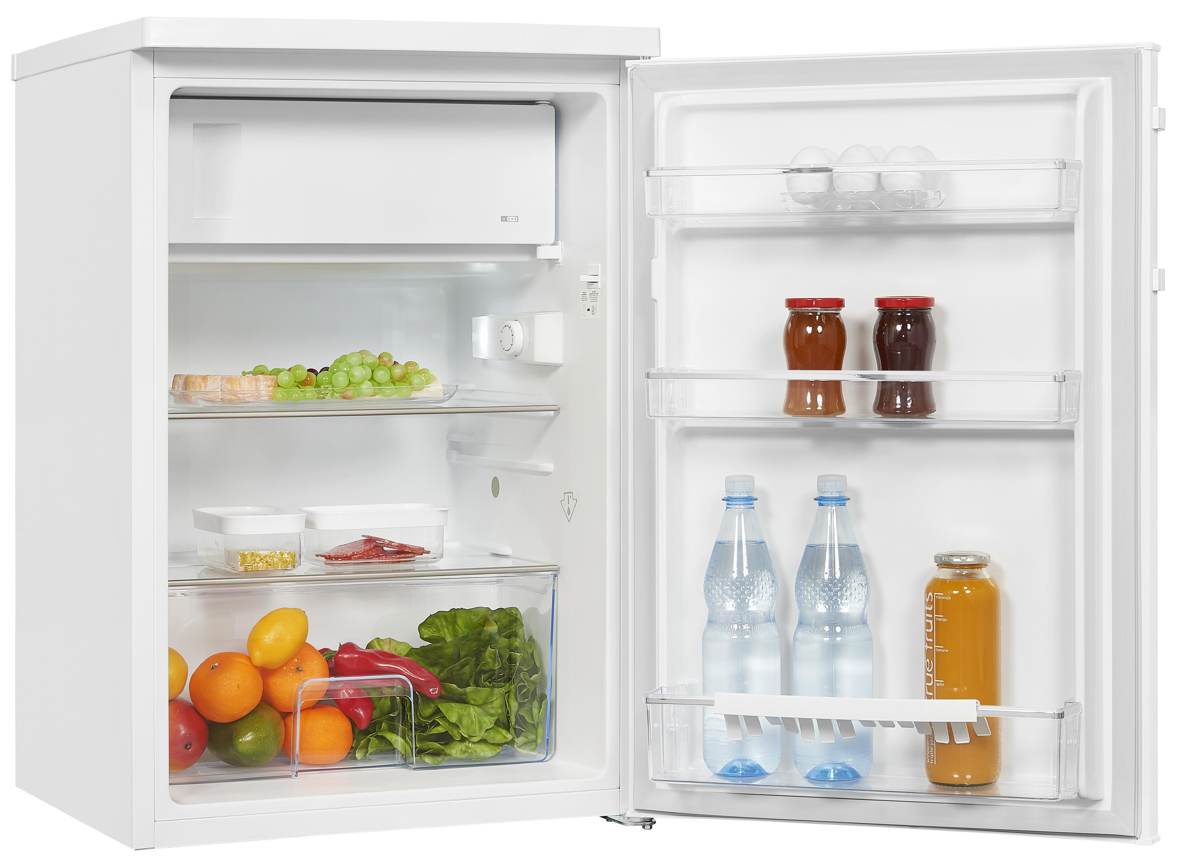 Ein kleiner weißer Kühlschrank mit offener Tür, die Regale voller Speisen und Getränke zeigt.