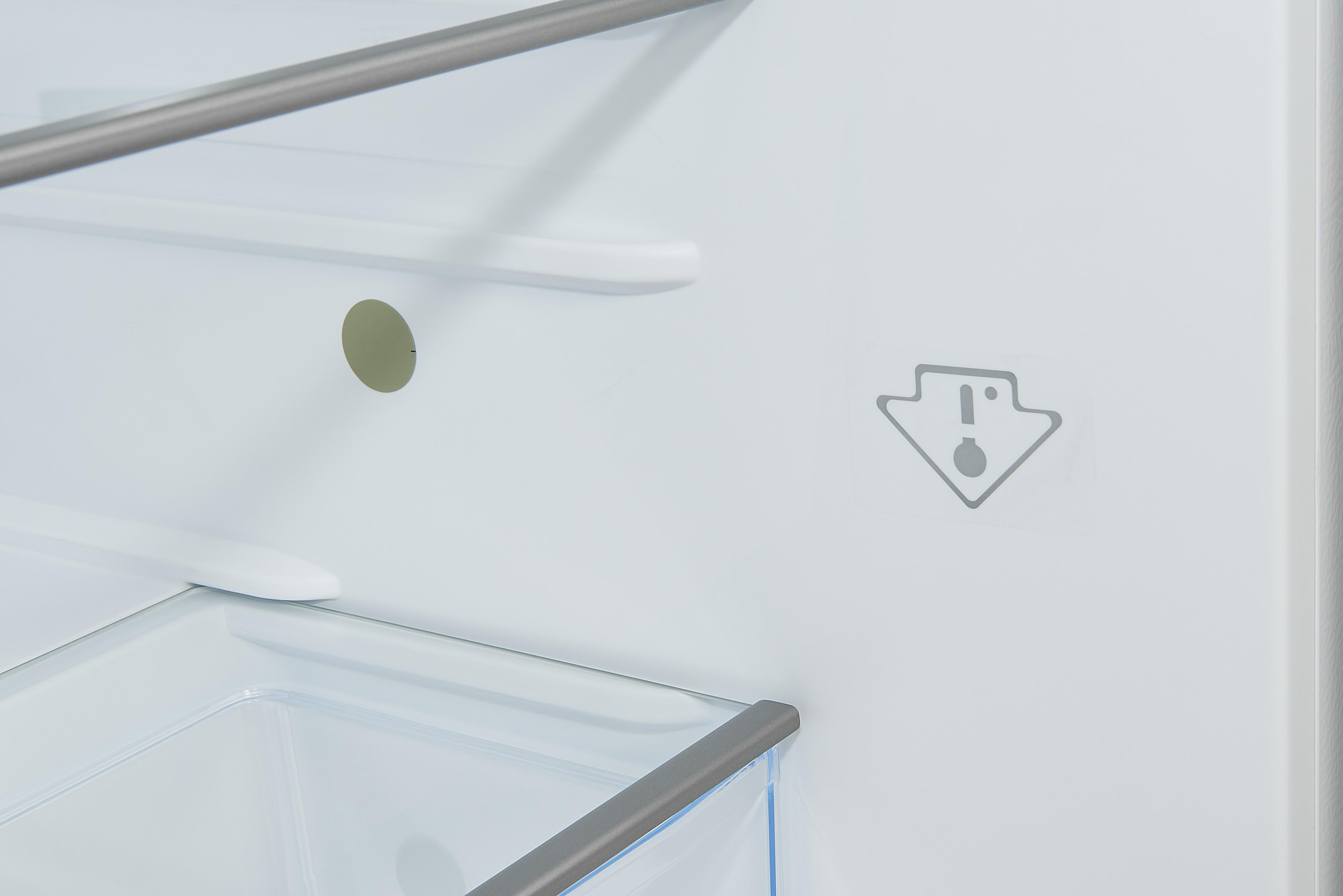 In einem weißen Kühlschrank: Regale, graue Stangen, ein Warnsymbol.