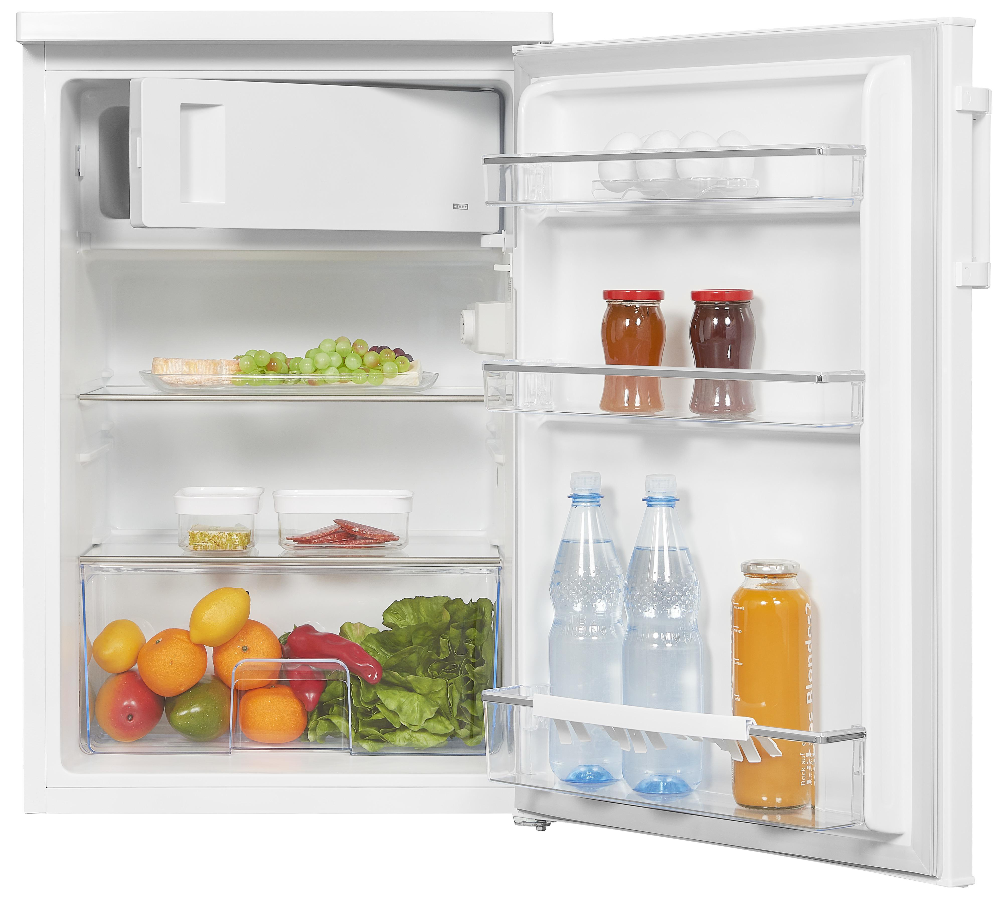 Ein weißer Mini-Kühlschrank mit Lebensmitteln darin. Früchte, Flaschen und Gläser sind sichtbar.