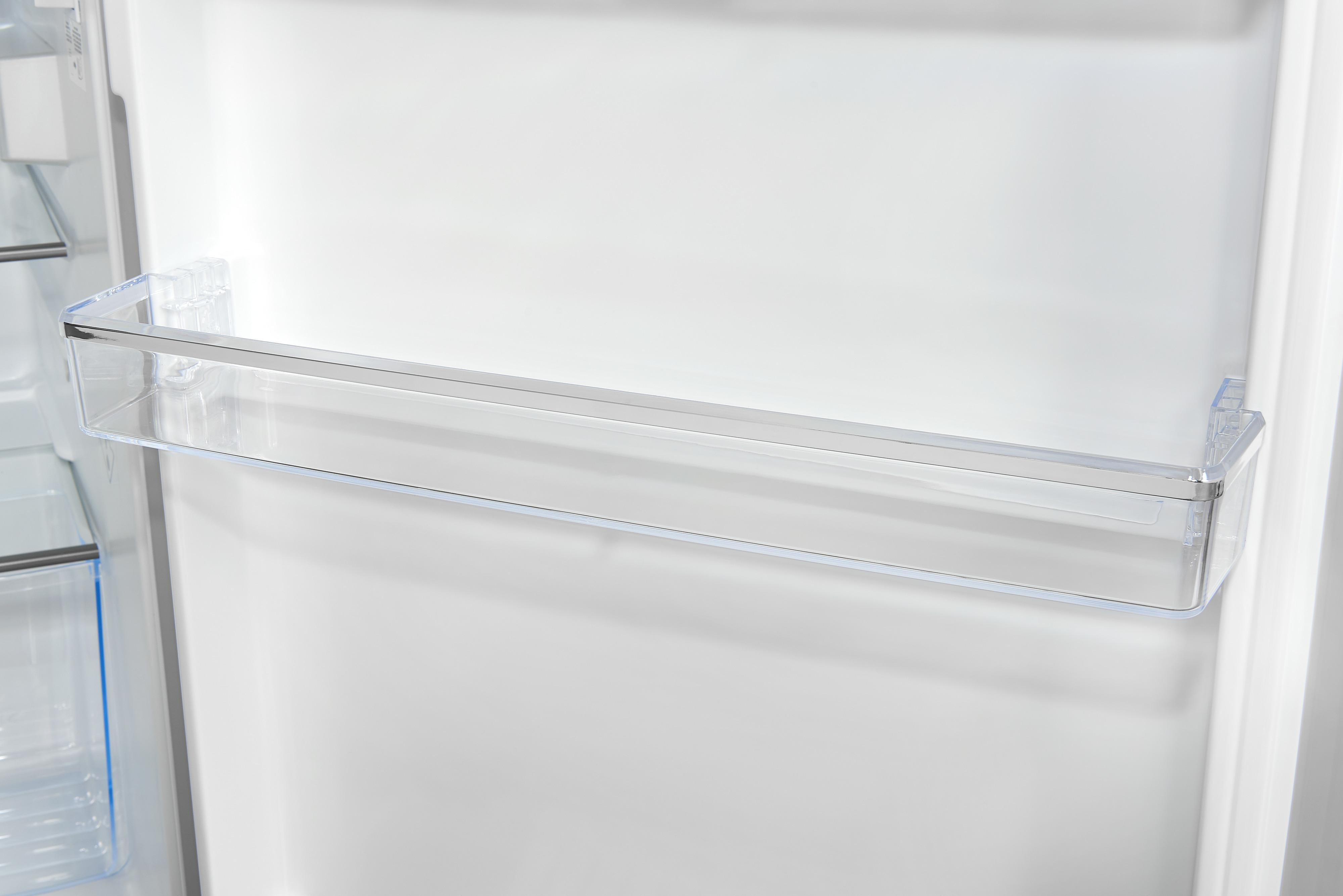 Ein klares Regal in einem Kühlschrank, es ist leer.