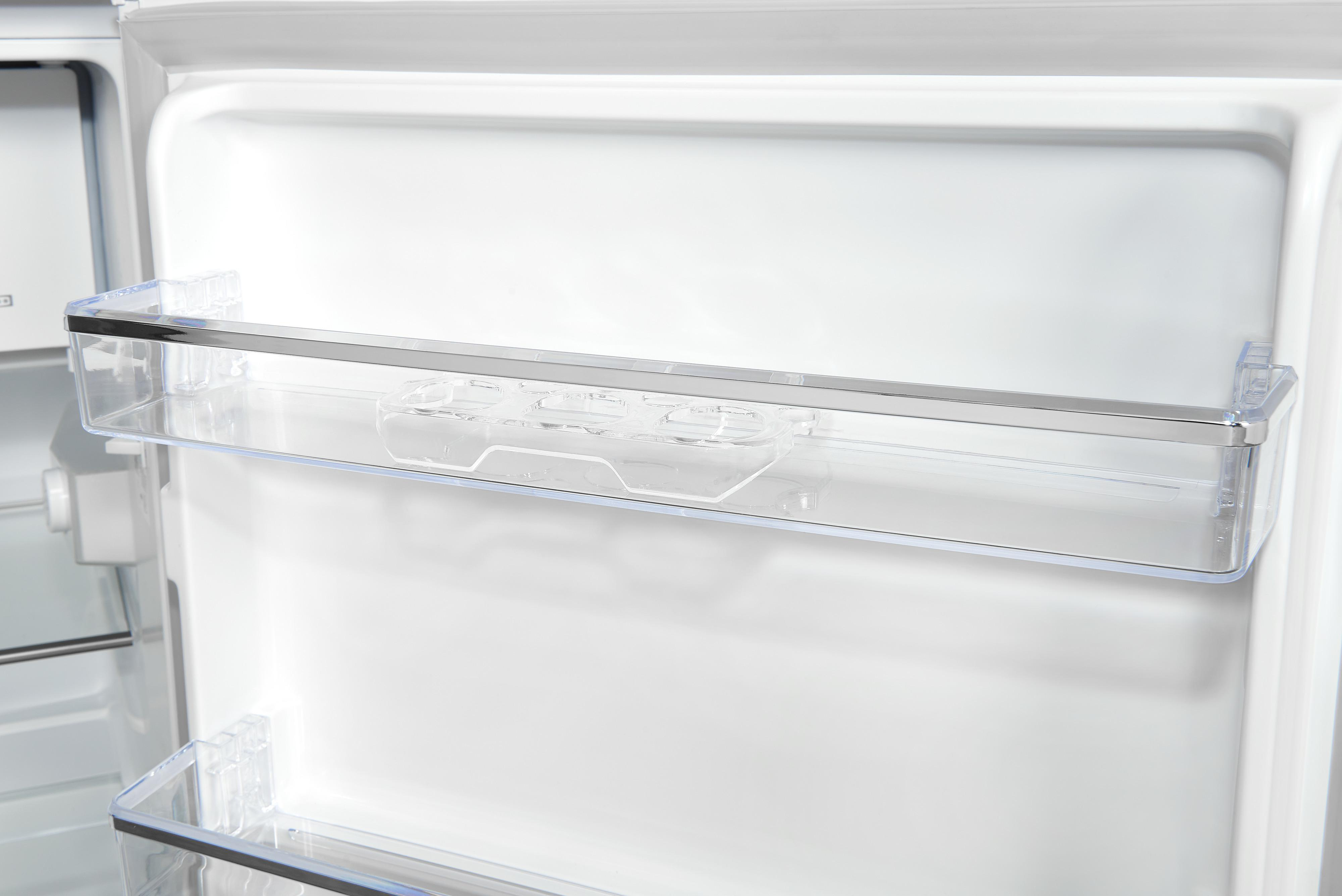 In einem Kühlschrank, der durchsichtige Kunststoffregale zeigt.