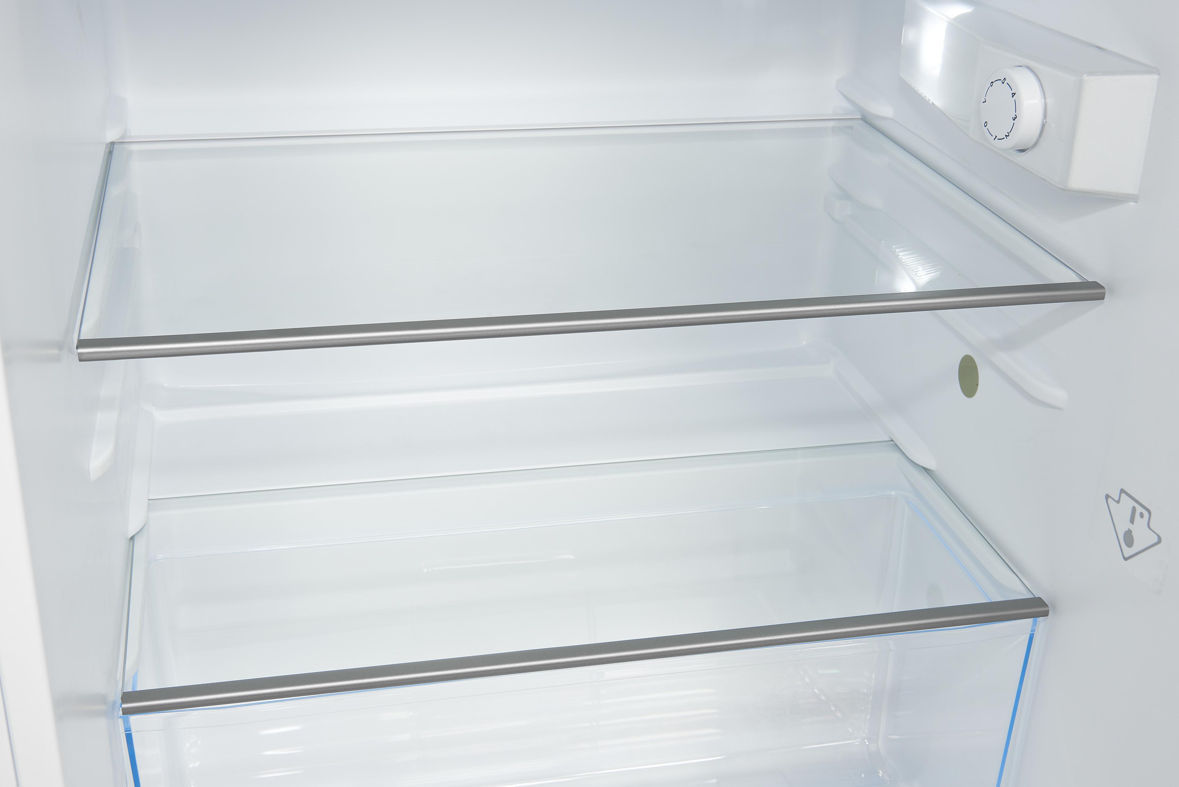 Ein geöffneter Kühlschrank mit Glasböden und einer transparenten Gemüseschublade.
