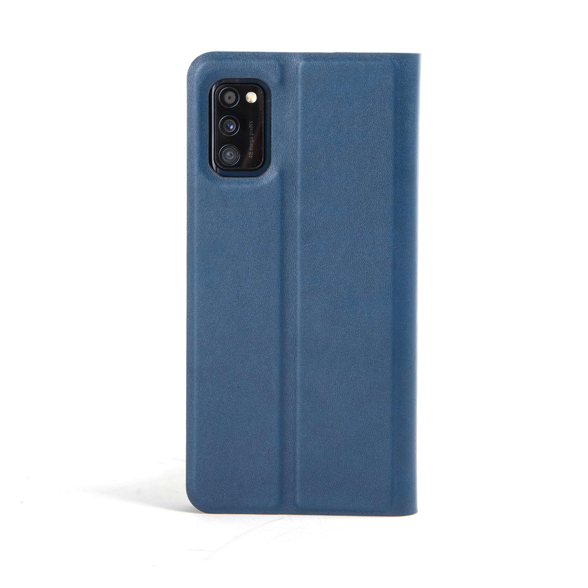 Blaue Handyhülle mit Kameraausschnitt. Geschlossen und auf weißer Oberfläche stehend.