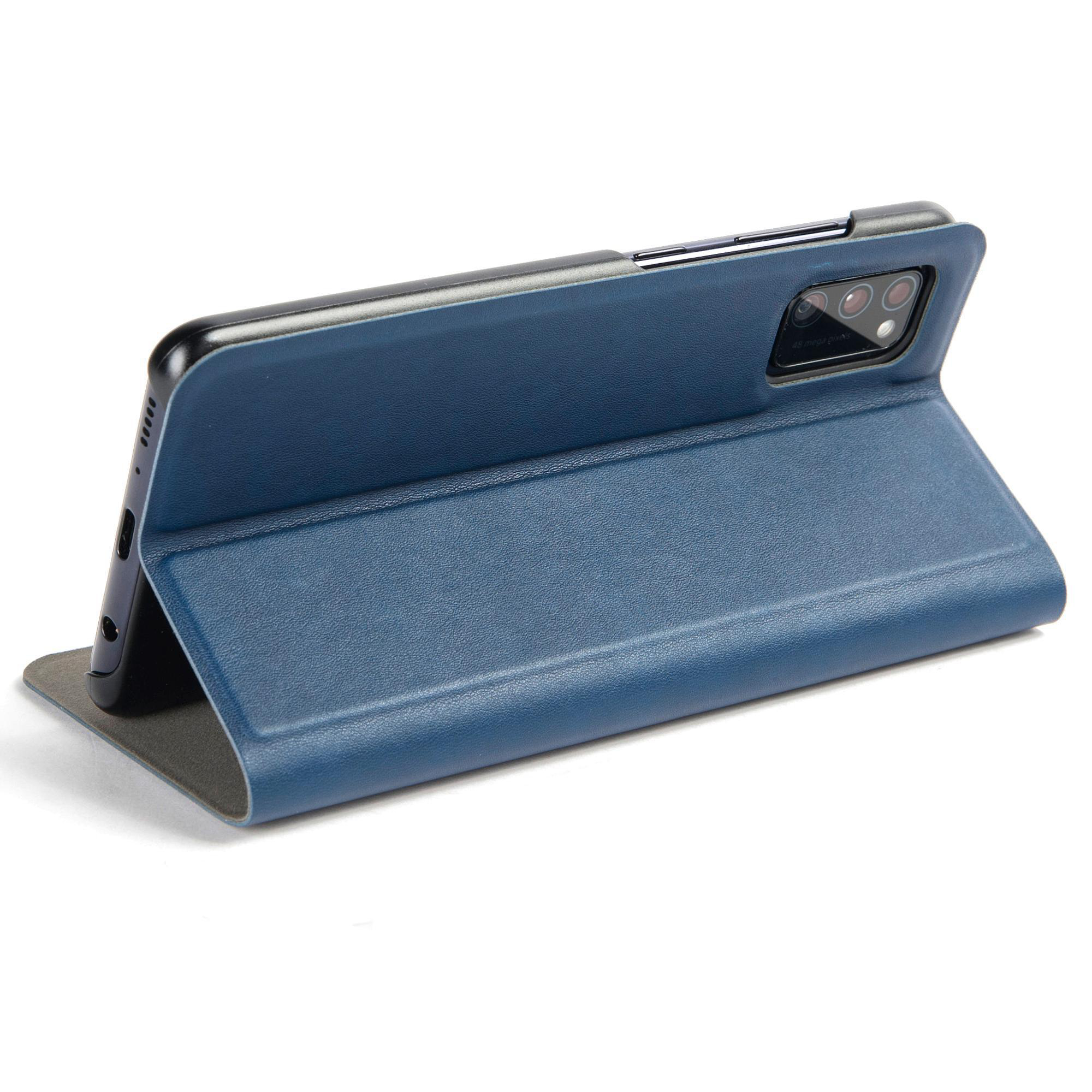 Eine blaue Handyhülle, geöffnet, mit einem Handy darin. Die Hülle liegt auf weißem Grund.