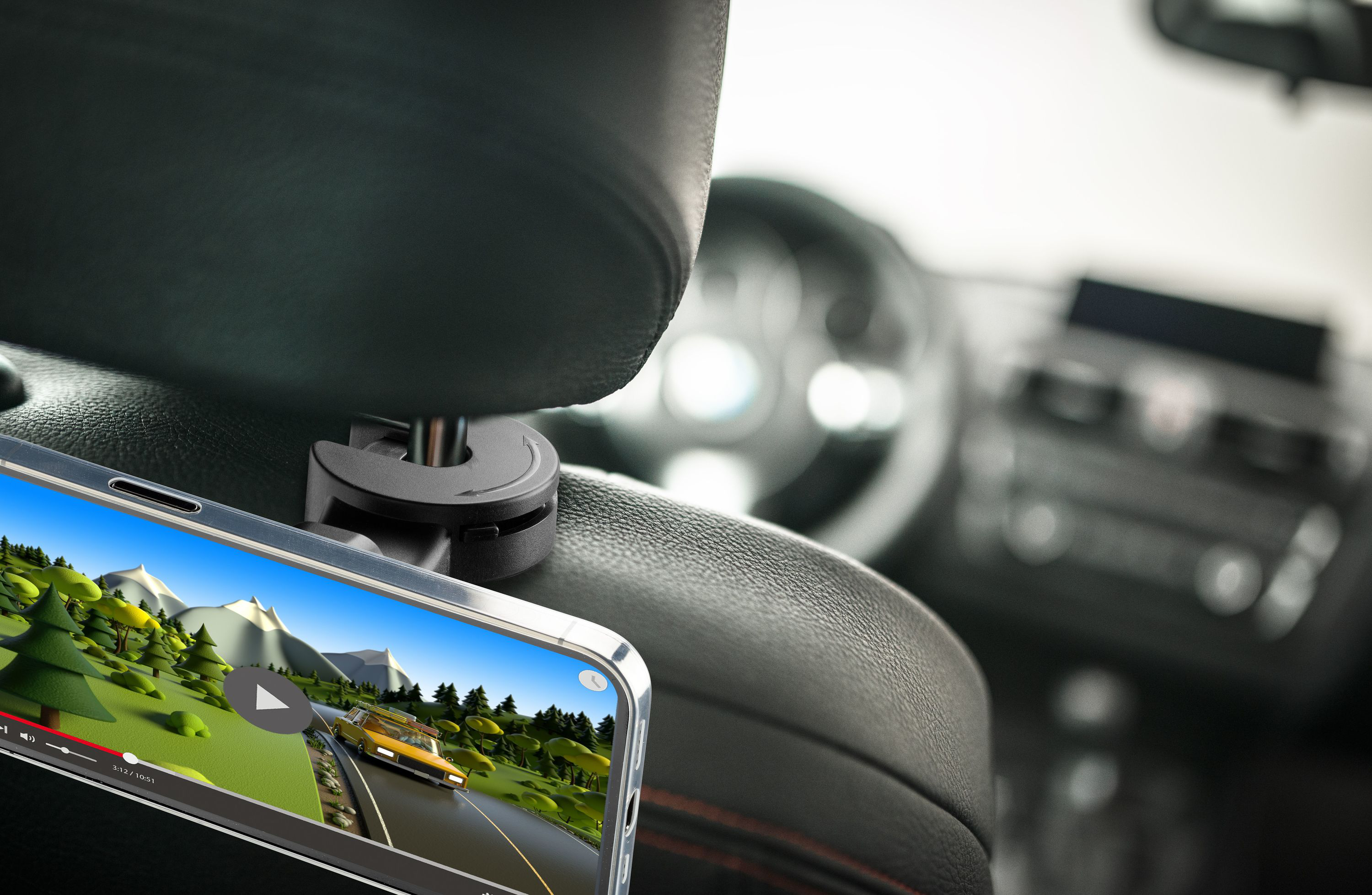 Smartphone che mostra un video di auto montato sul poggiatesta del sedile auto.