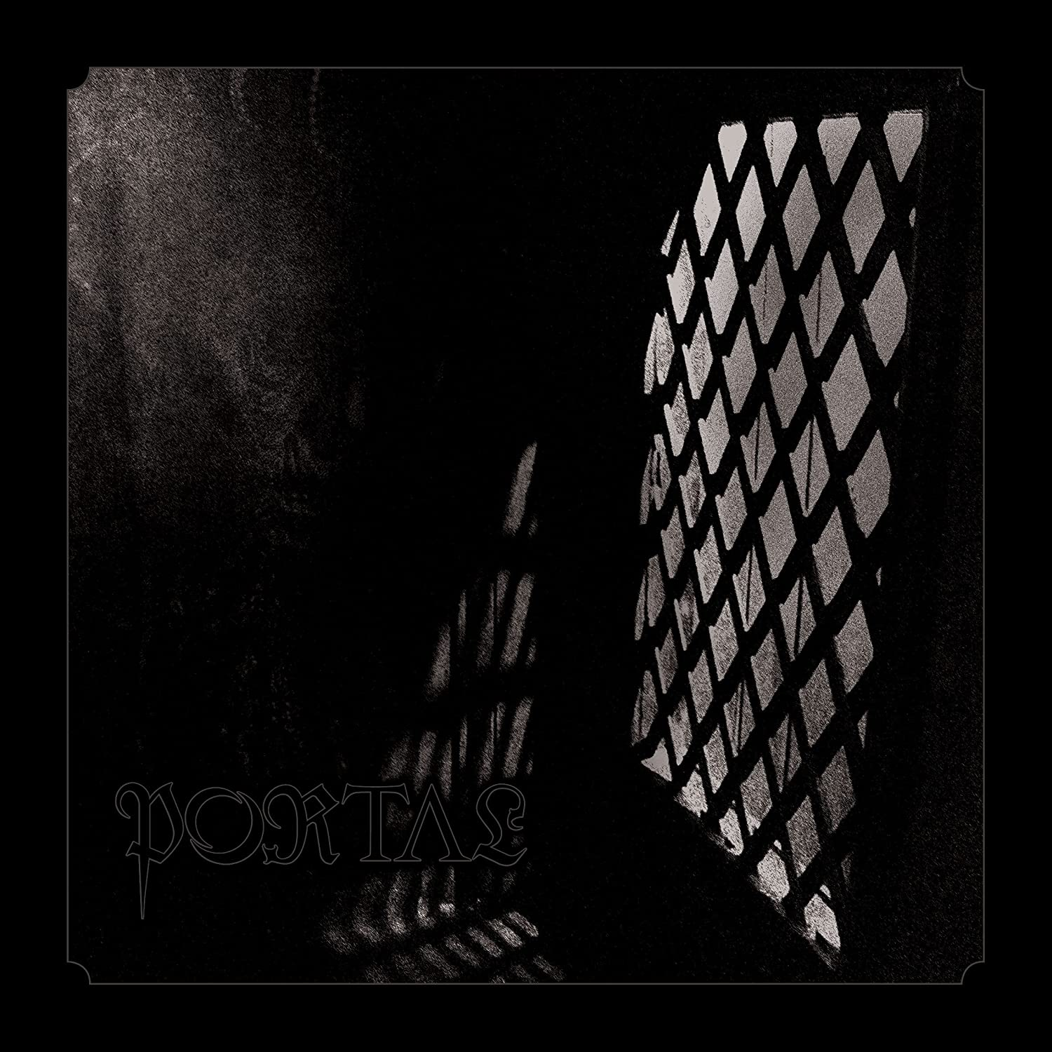 Sötét album borító, ablak sziluettjével és a 'PORTAS' szóval.