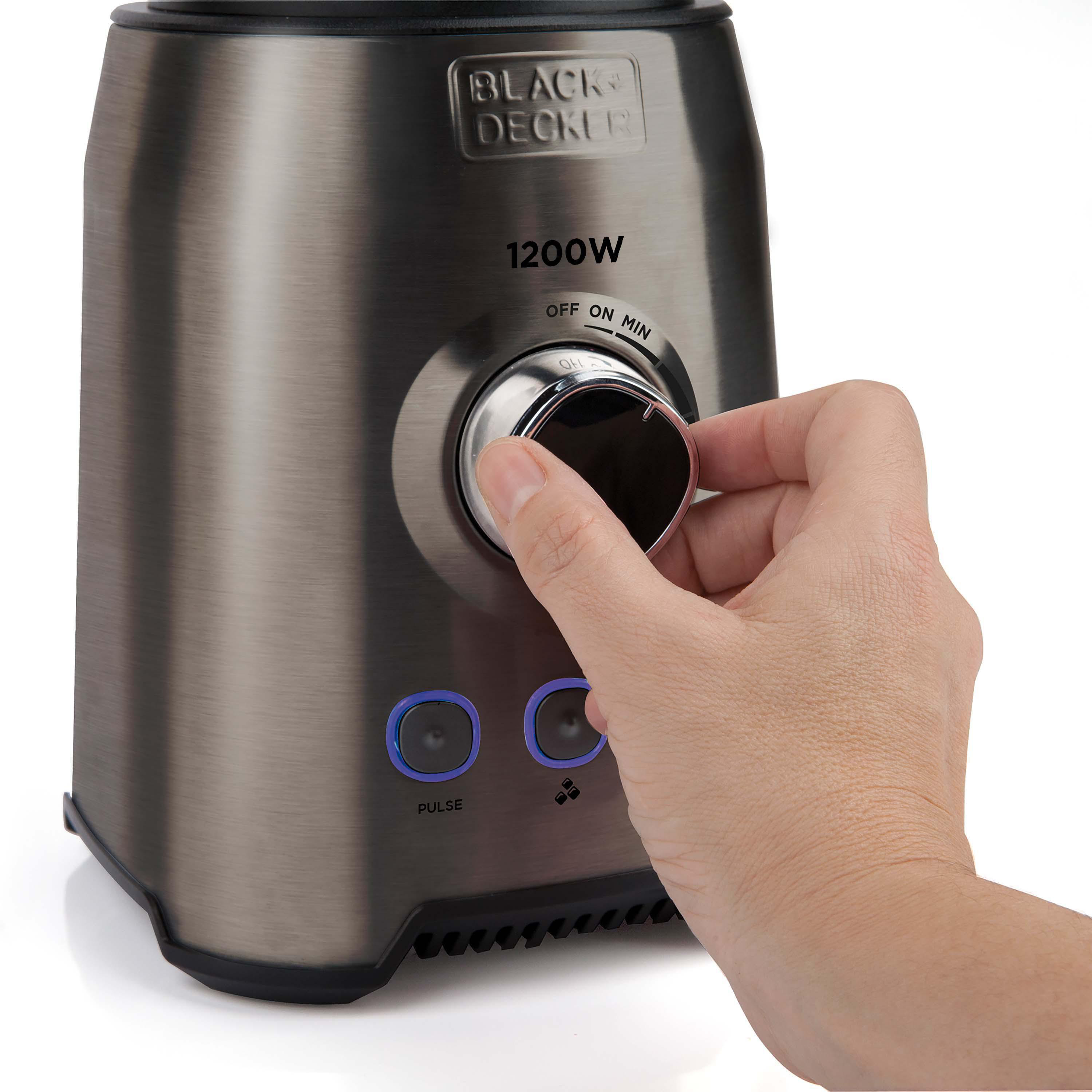 Eine Hand, die den Leistungsregler eines silbernen Mixers einstellt, Nahaufnahme.