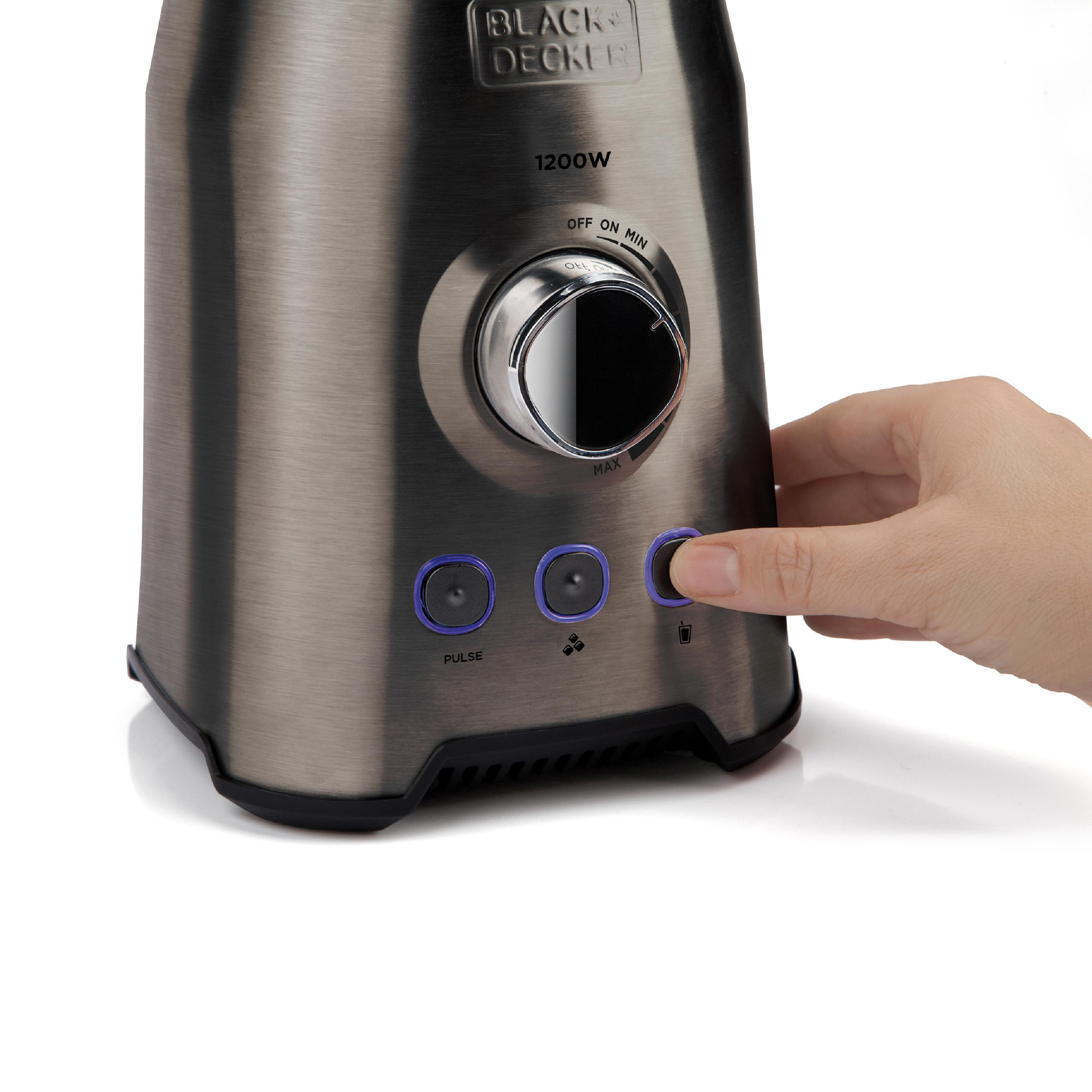 Nahaufnahme eines schwarzen und silbernen Mixers, bei dem Knöpfe gedrückt werden.