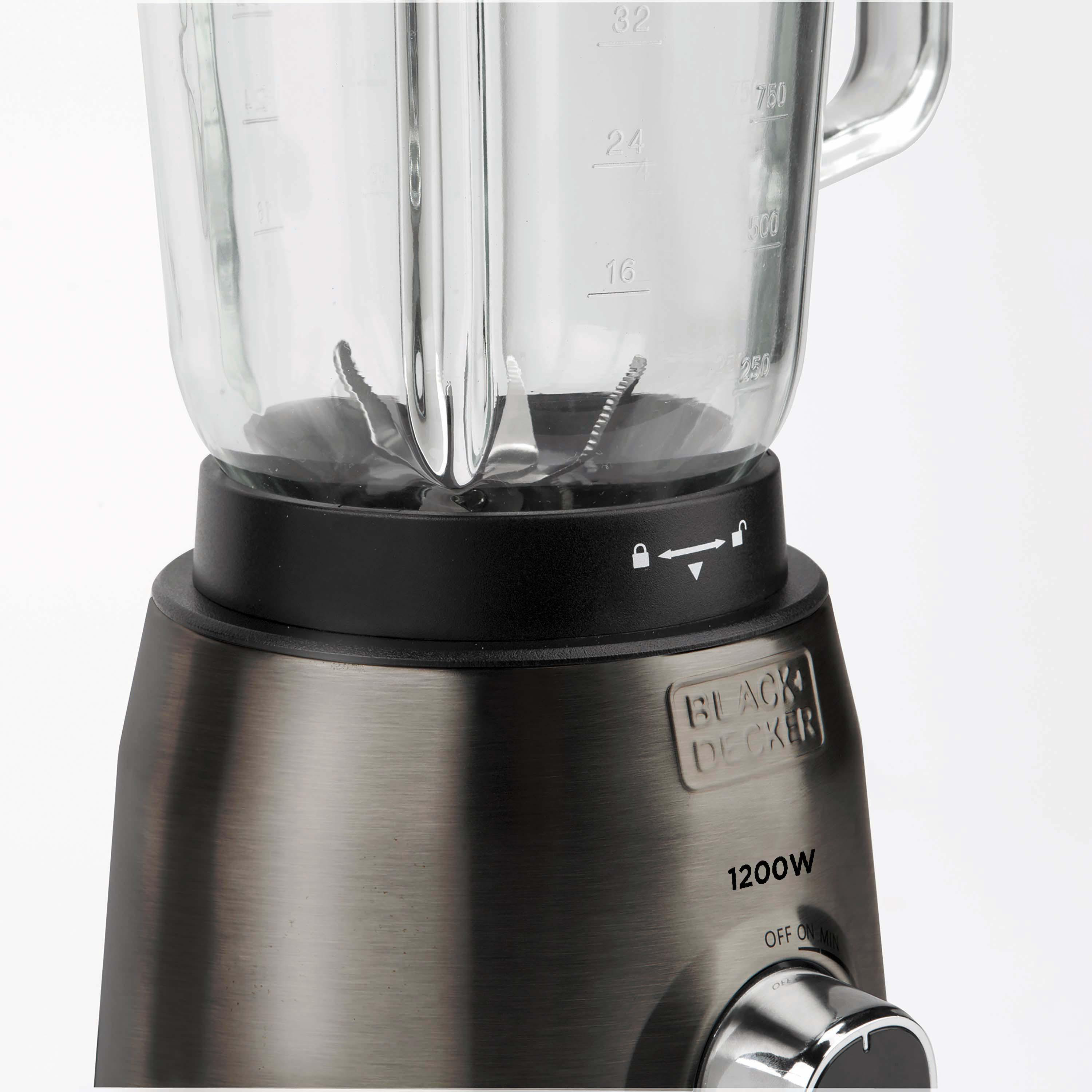 Ein Mixer mit einem Glasbehälter, das Logo 'BLACK+DECKER' ist sichtbar.