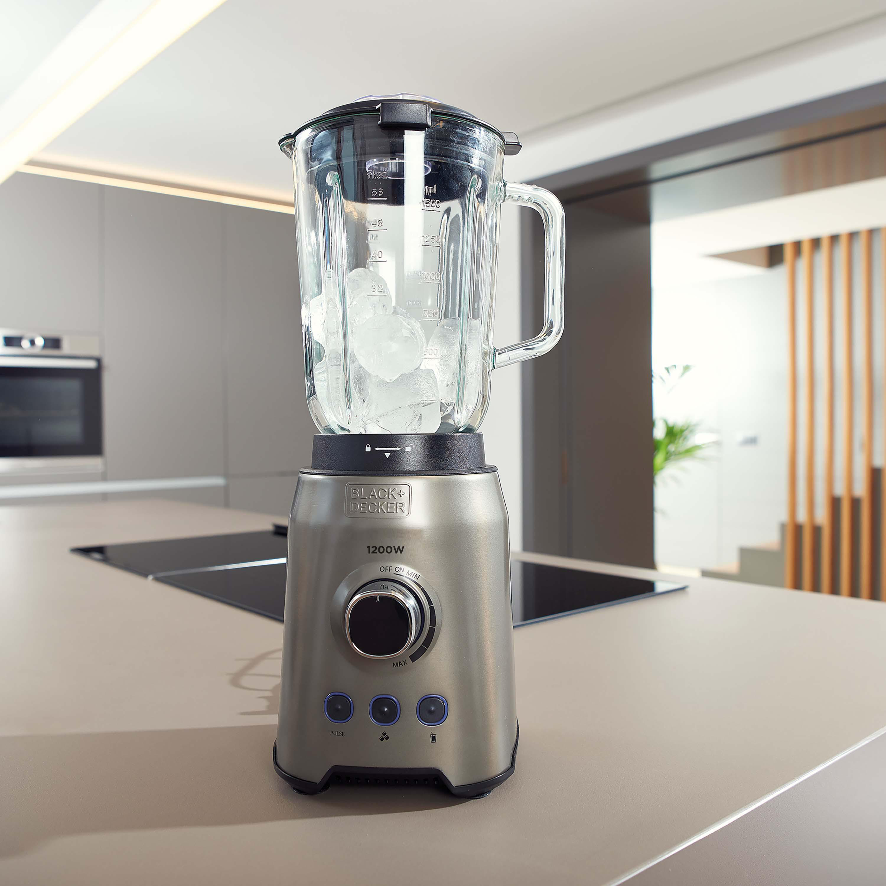 Ein Mixer mit Eis wird auf einer Küchentheke platziert.
