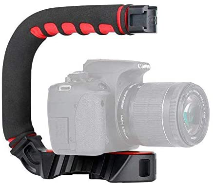 Kameraállvány fekete-piros fogantyúval, egy DSLR kamerához rögzítve.