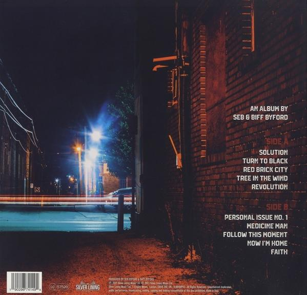 Album-Rückseite mit einer Straßenszene bei Nacht. Die Titelliste und Künstlernamen sind sichtbar.