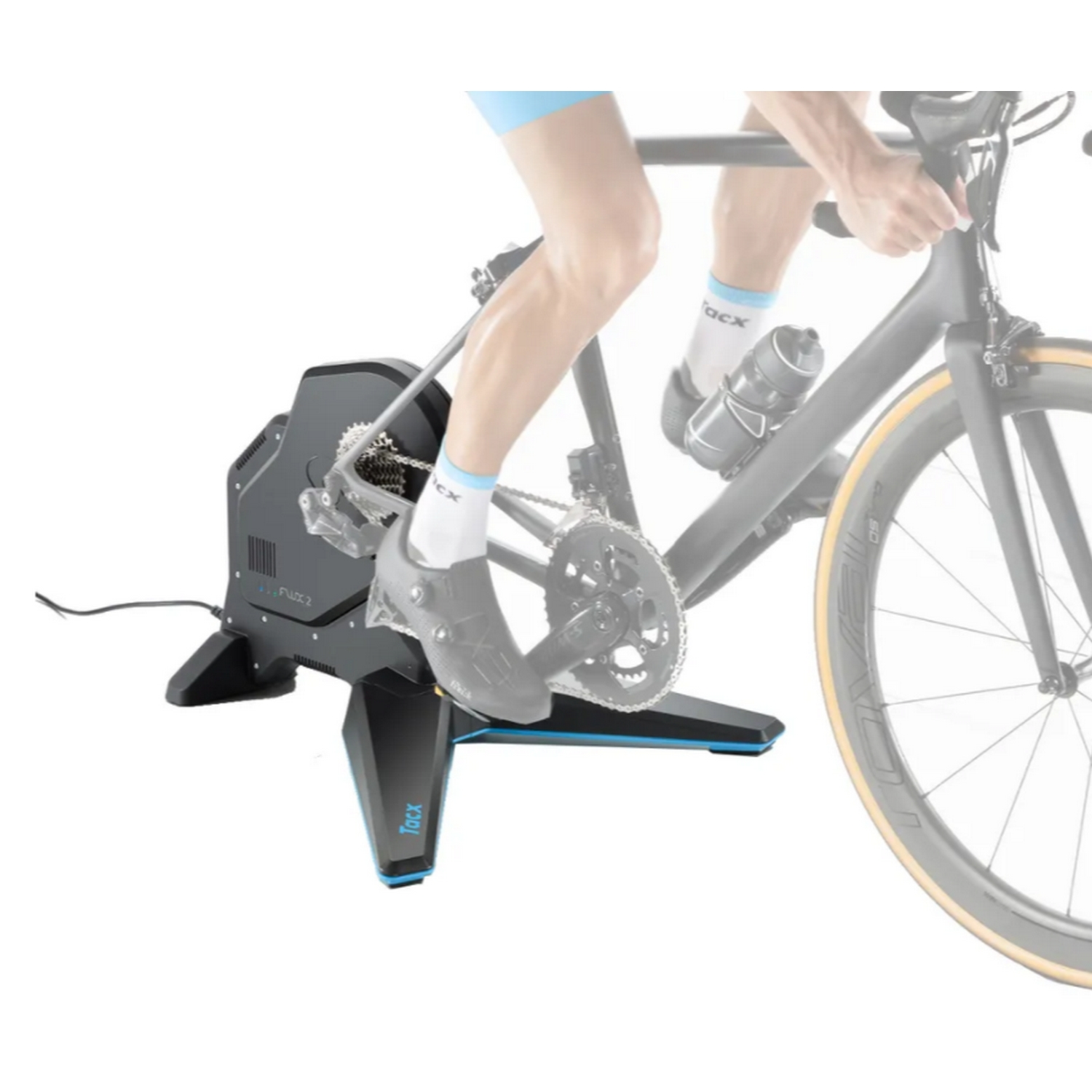 Radfahrer auf einem schwarzen Fahrrad, das an einem Tacx Flux 2 Smart Trainer befestigt ist.