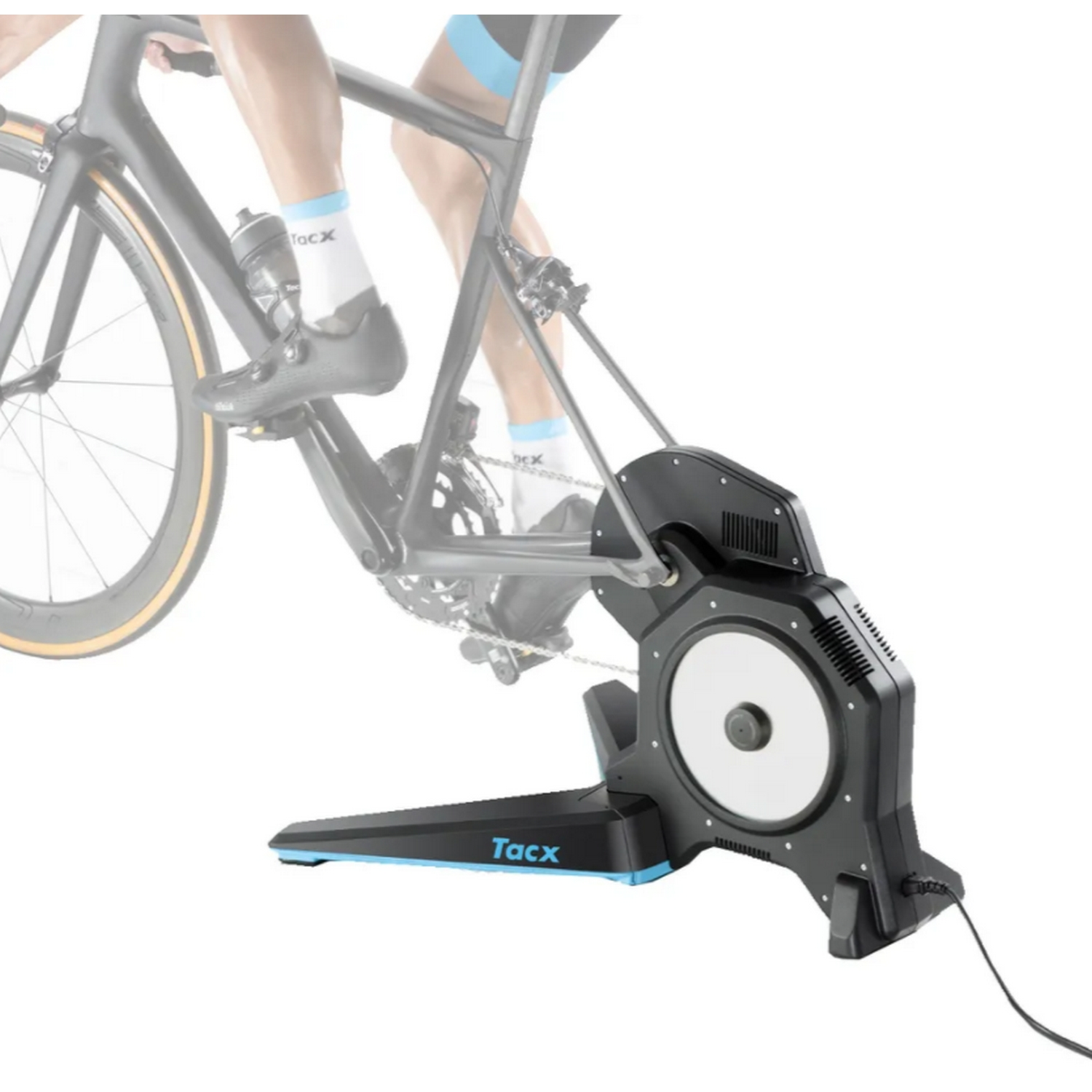 Radfahrer auf einem stationären Fahrradtrainer. Schwarzer und blauer Trainer, Fahrrad und Beine des Radfahrers.