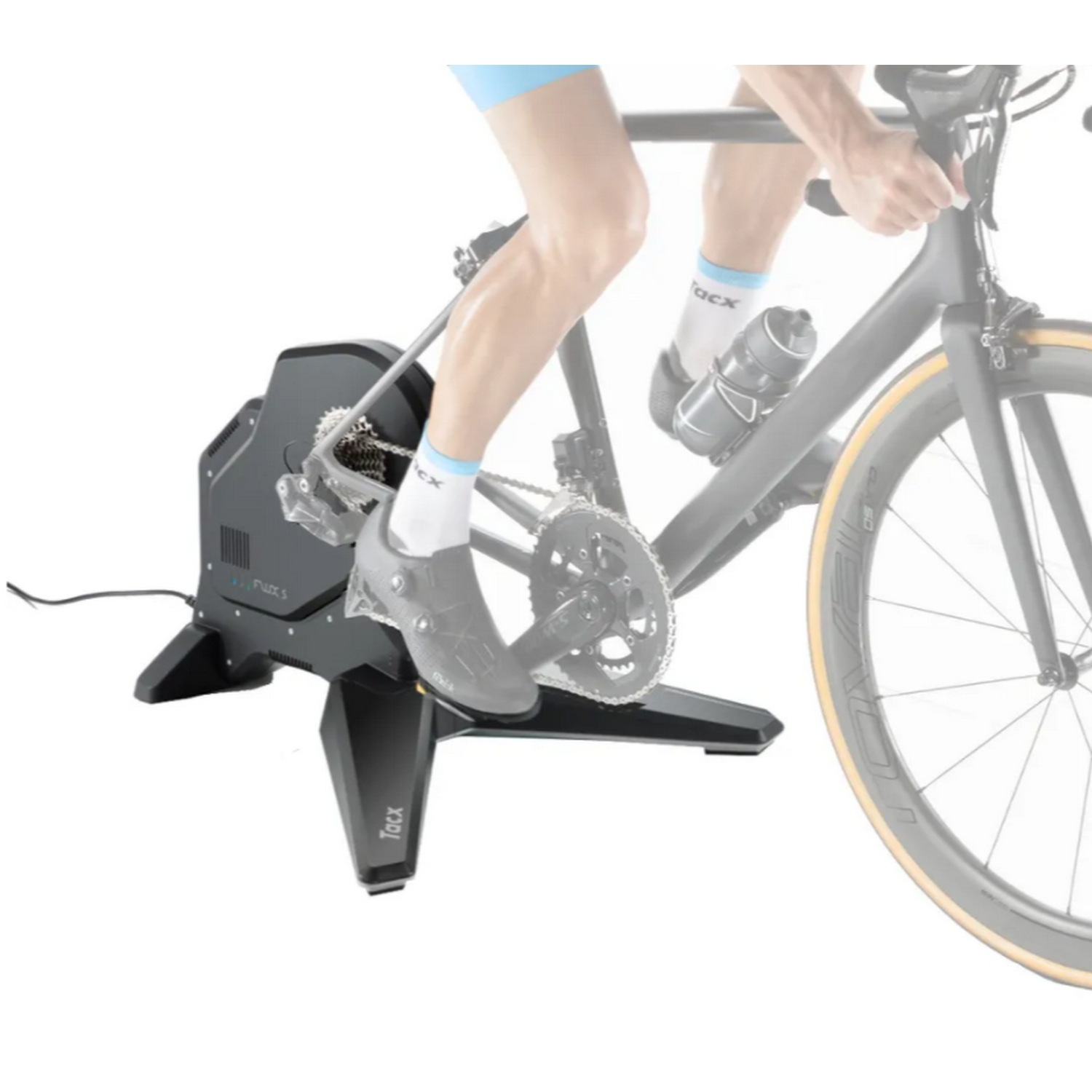 Un ciclista en una bicicleta negra usa un entrenador Tacx Flux S sobre fondo blanco.
