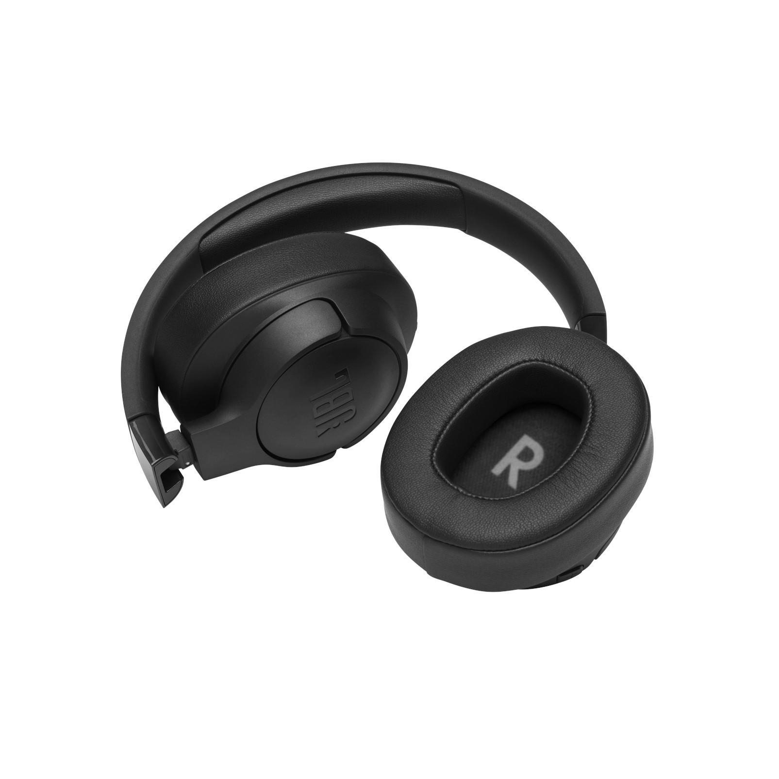 Schwarze Gaming-Maus im Winkel. Grau-schwarzes Design. Weißer Hintergrund.