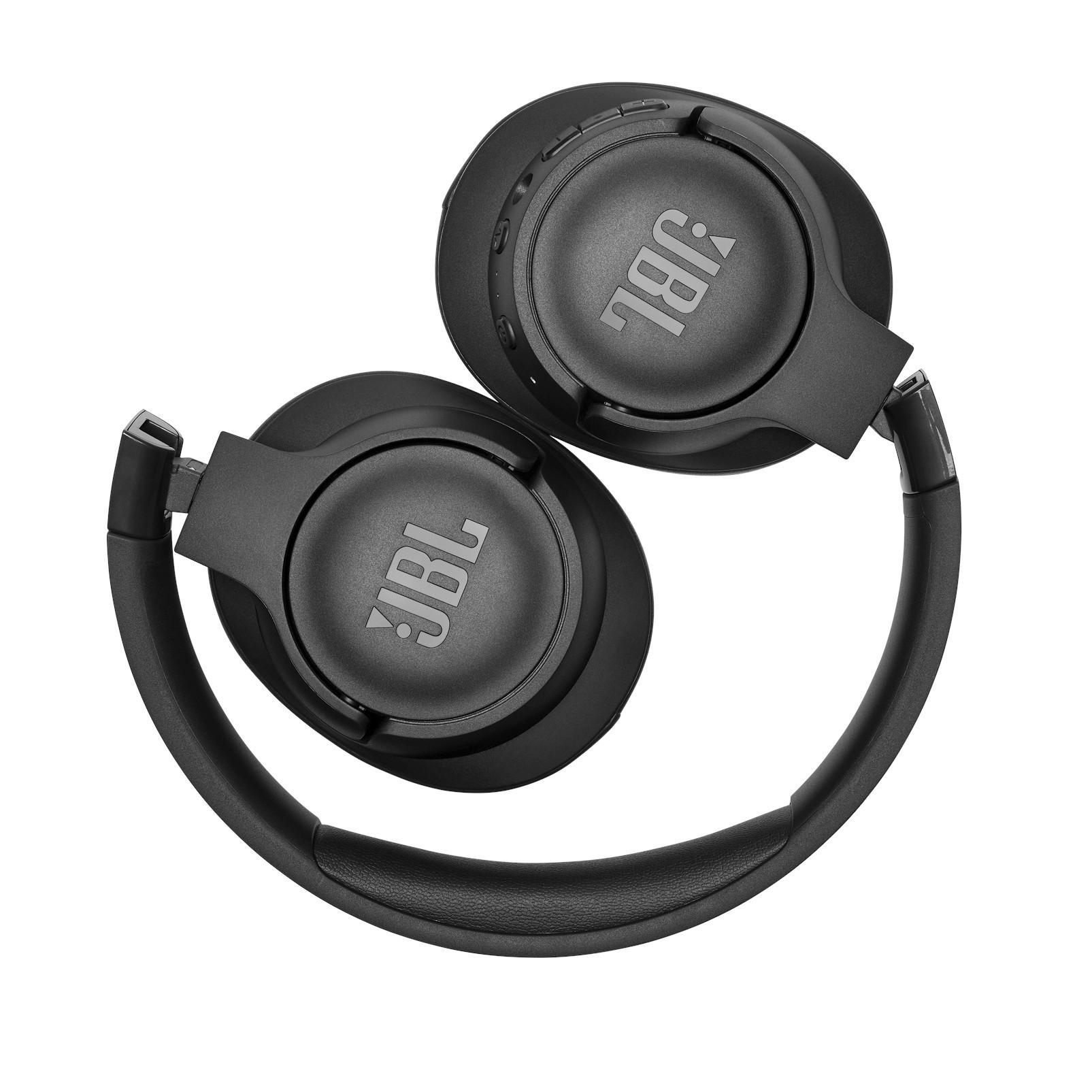 Schwarze JBL-Kopfhörer gefaltet. JBL-Logo auf den Ohrmuscheln sichtbar.