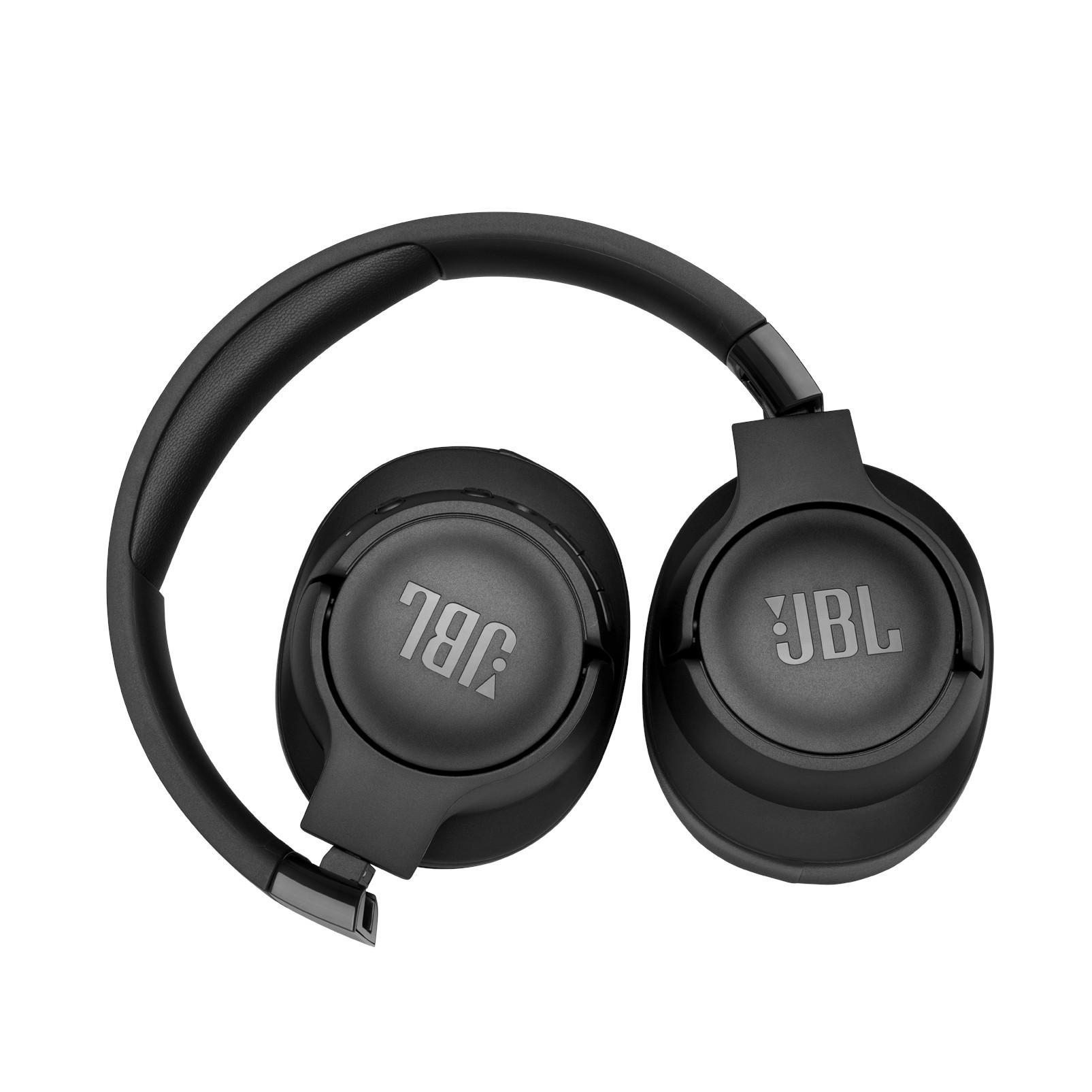 Gefaltete schwarze JBL-Kopfhörer. Die Ohrmuscheln zeigen das JBL-Logo, auf weißem Grund.