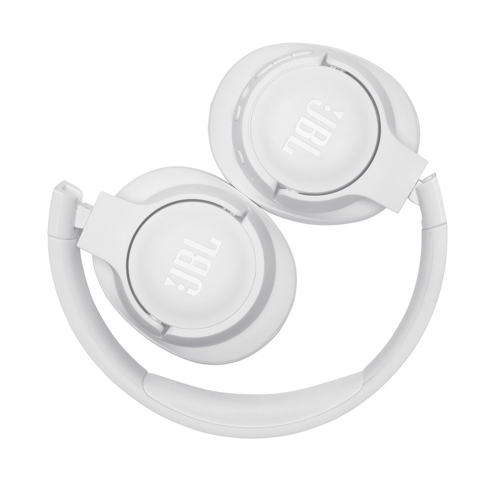 Weiße Over-Ear-Kopfhörer, zusammengeklappt, mit Ohrmuscheln sichtbar.
