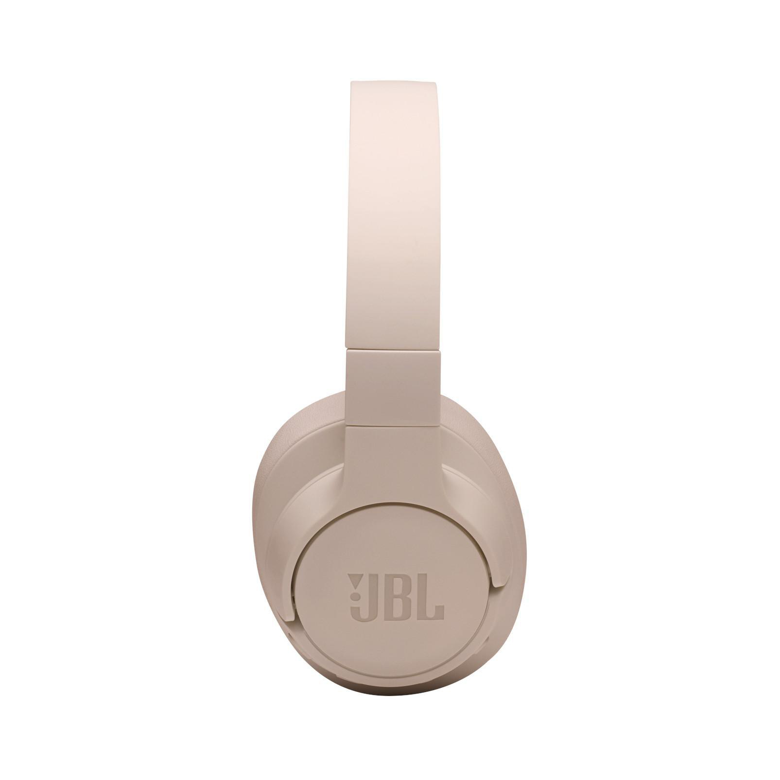 Beige JBL Kopfhörer, von der Seite betrachtet, mit Ohrmuschel und Bügel.